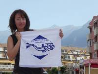 Susana con nuestra bandera. Al fondo el Teide